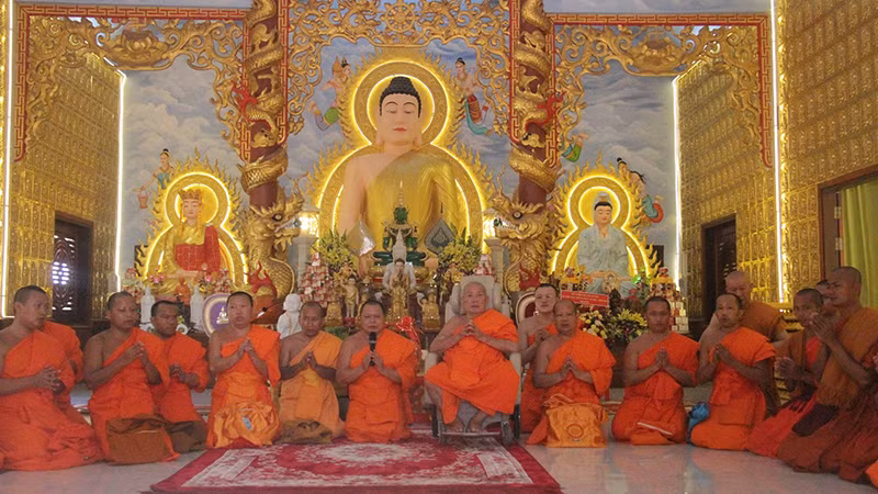 Chư tăng Lào tụng kinh tại tòa Chánh điện mới của Chùa Bồ Đề. (Ảnh: Hải Tiến)