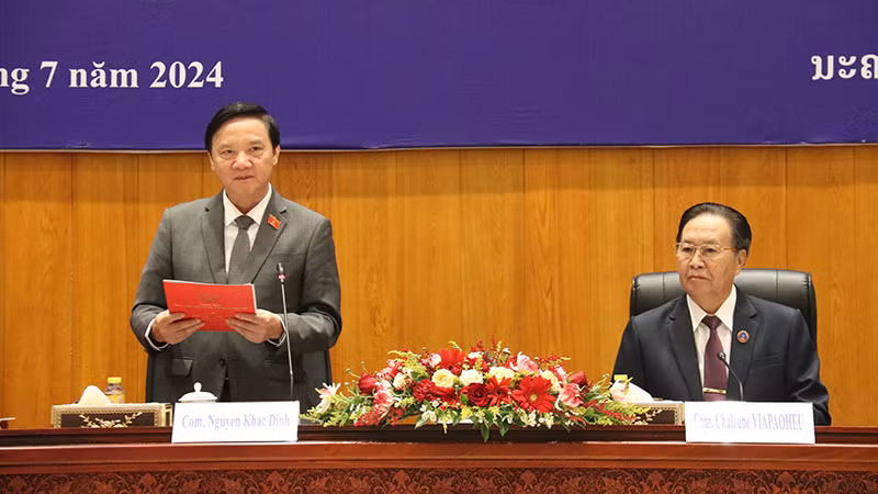 Phó Chủ tịch Quốc hội Nguyễn Khắc Định và Phó Chủ tịch Quốc hội Lào đồng chủ trì Tọa đàm về sửa đổi, bổ sung Hiến pháp. Ảnh: Hải Tiến