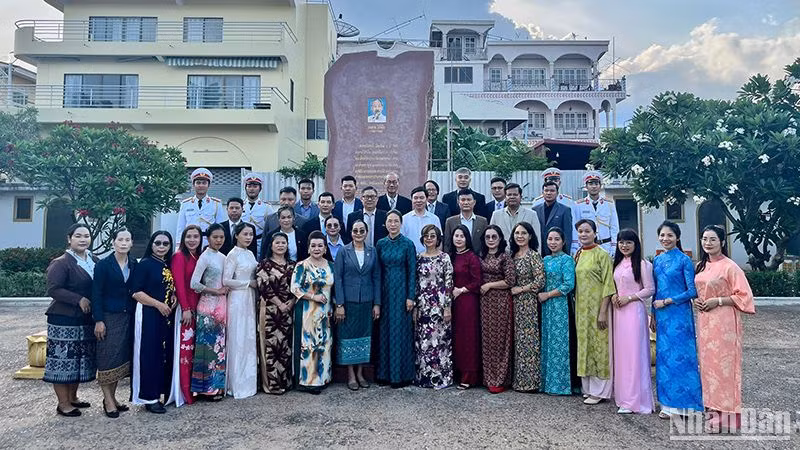 Cộng đồng người Việt Nam dâng hoa tại Khuôn viên tưởng niệm Chủ tịch Hồ Chí Minh ở thành phố Kaysone Phomvihane, tỉnh Savannakhet, Trung Lào. (Ảnh: Hải Tiến)