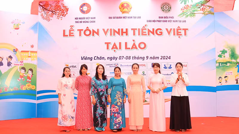 Ra mắt Ban tiếng Việt của Hội người Việt Nam thủ đô Vientiane. (Ảnh: Hải Tiến)