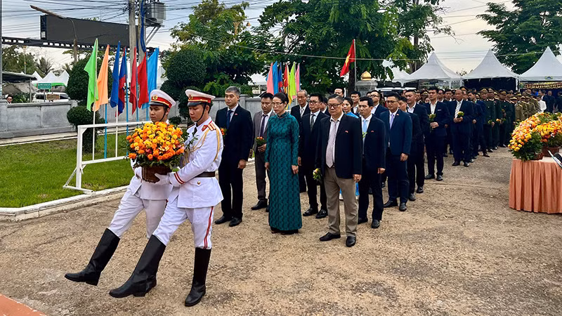 Đoàn Tổng lãnh sự quán Việt Nam tại Savannakhet dâng hoa tưởng nhớ Chủ tịch Hồ Chí Minh. (Ảnh: Hải Tiến)