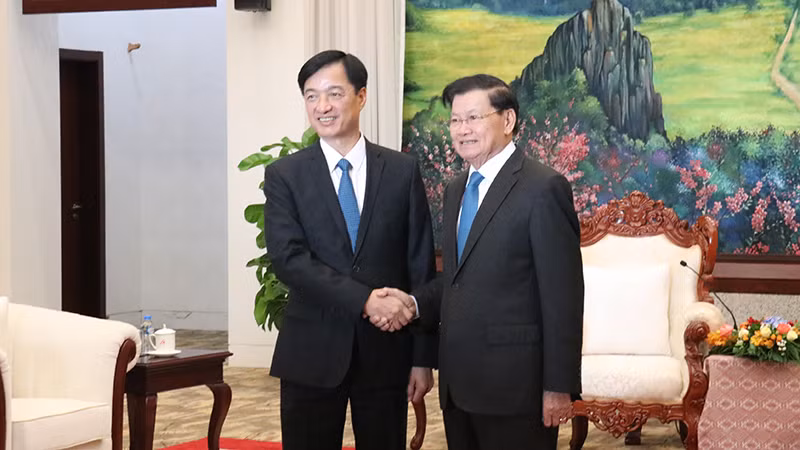 Tổng Bí thư, Chủ tịch nước Lào tiếp đồng chí Nguyễn Duy Ngọc. Ảnh: Trịnh Dũng