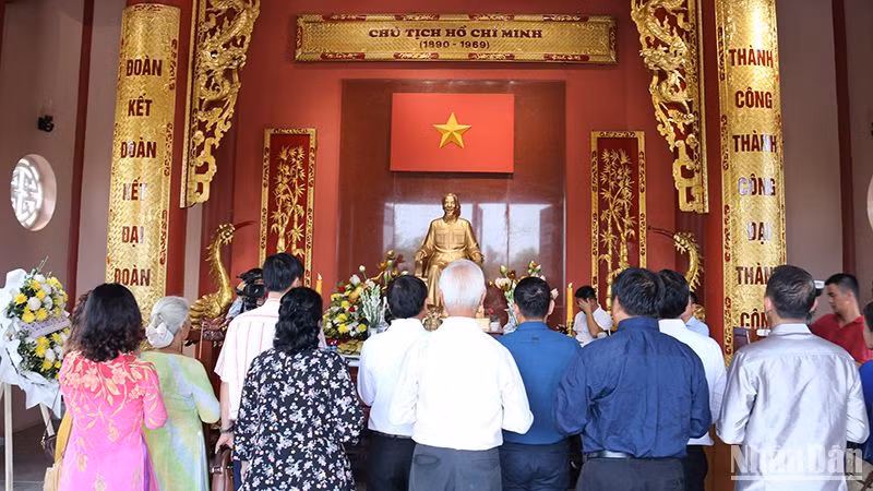 Các đại biểu dâng hương tưởng niệm Chủ tịch Hồ Chí Minh. Ảnh: TRỊNH DŨNG