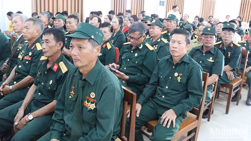 Các đồng chí cựu chiến binh tham dự buổi lễ. (Ảnh HẢI TIẾN)