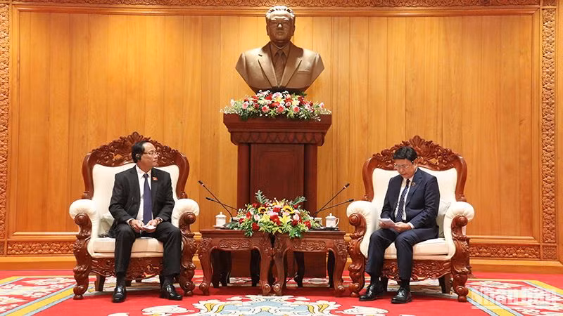 Phó Chủ tịch Quốc hội Trần Quang Phương (bên trái) và Chủ tịch Quốc hội Lào Saysomphone Phomvihane. (Ảnh: HẢI TIẾN)