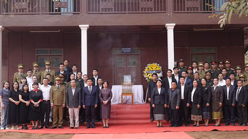 Đoàn Tổng lãnh sự quán Việt Nam tại Luang Prabang tưởng niệm đồng chí Khamtay Siphandone. (Ảnh: Cộng tác viên)