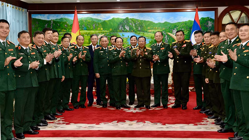 Thượng tướng Trịnh Văn Quyết và Đoàn đại biểu chính trị cấp cao Quân đội nhân dân Việt Nam chào xã giao Đại tướng Chansamone Chanyalath, Bộ trưởng Bộ Quốc phòng Lào. (Ảnh: TRỊNH DŨNG)