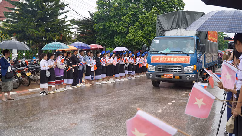 Đông đảo các em học sinh và người dân địa phương đã tập trung tại trung tâm thị xã Muangxai để tham gia lễ truy điệu. (Ảnh: Hải Tiến)
