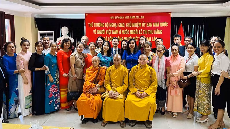 Thứ trưởng Ngoại giao Lê Thị Thu Hằng tại buổi gặp gỡ cộng đồng người Việt Nam tại Lào. (Ảnh: Hải Tiến)