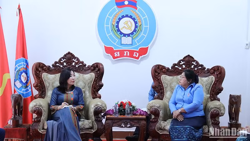 Phó Chủ tịch Công đoàn Viên chức Việt Nam Trần Thị Kim Anh (trái) và Phó Chủ tịch Trung ương Liên hiệp Công đoàn Lào Alynhavanh Akkhavong. (Ảnh: HẢI TIẾN)
