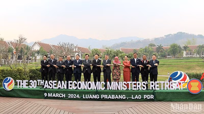 Các trưởng đoàn tham dự hội nghị chụp ảnh lưu niệm. (Ảnh: TRỊNH DŨNG)