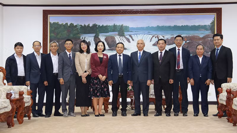 Trưởng Ban Tuyên huấn Trung ương Đảng Nhân dân Cách mạng Lào tiếp đoàn đại biểu Báo Nhân Dân. Ảnh: Hải Tiến