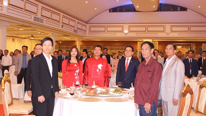 Các đại biểu làm lễ chào cờ tại chương trình. (Ảnh: Hải Tiến)