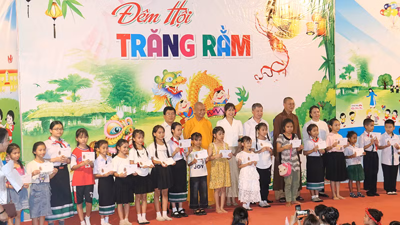 Ban Tổ chức trao quà cho các em thiếu nhi.