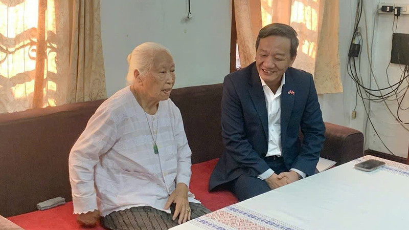 Đại sứ Việt Nam tại Lào Nguyễn Minh Tâm thăm, chúc Tết bà Lưu Nguyệt Nga - Việt kiều Lào có nhiều đóng góp cho cách mạng. (Ảnh: HẢI TIẾN)