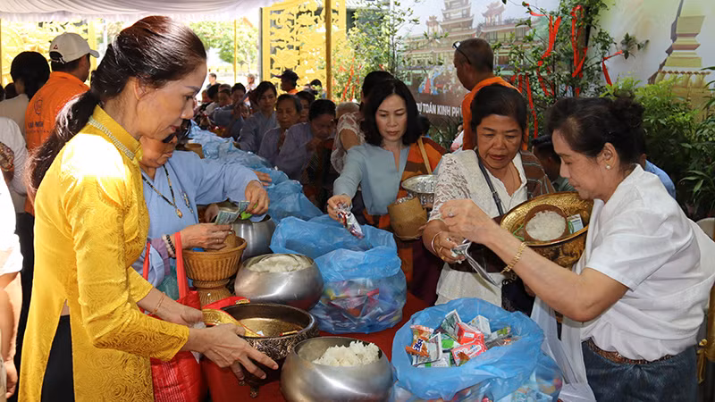 Thực hiện nghi lễ Tắc Bạt (cúng dường). (Ảnh: Hải Tiến)