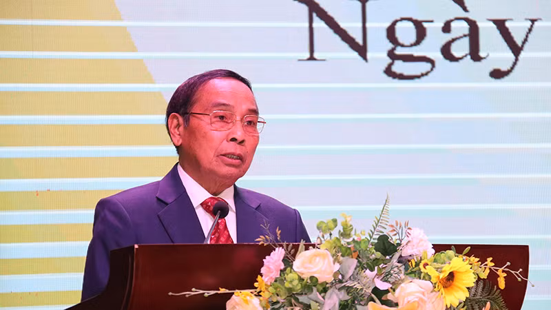 Đồng chí Bounthong Chitmany phát biểu chúc mừng Đảng Cộng sản Việt Nam, chúc mừng Xuân Ất Tỵ 2025. (Ảnh: Hải Tiến)