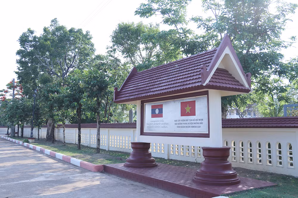 Khu lưu niệm Chủ tịch Hồ Chí Minh ở bản Xiengvang, huyện Nong Bok, tỉnh Khammuon (Lào). (ẢNH: TRINH DŨNG)