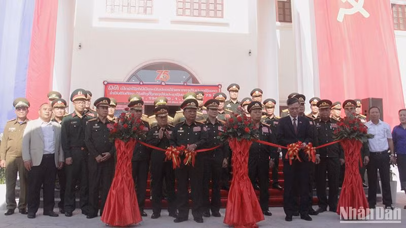 Các đại biểu cắt băng khánh thành. (Ảnh: HẢI TIẾN)