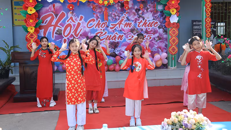 Tiết mục văn nghệ do các em học sinh Trường Song ngữ Lào-Việt Nam Nguyễn Du biểu diễn tại hội chợ. (Ảnh: Hải Tiến)