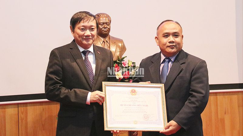 Đại sứ Nguyễn Bá Hùng thay mặt lãnh đạo Đảng, Nhà nước Việt Nam trao Huân chương Hữu nghị tặng Bảo tàng Kaysone. Phomvihane. (Ảnh: Trịnh Dũng)