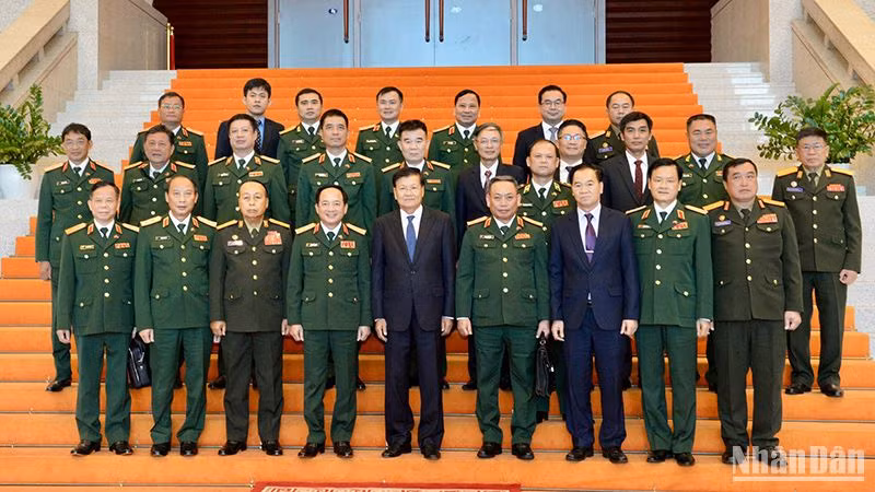 Thượng tướng Trịnh Văn Quyết và Đoàn đại biểu chính trị cấp cao Quân đội nhân dân Việt Nam đến chào xã giao Tổng Bí thư, Chủ tịch nước Lào Thongloun Sisoulith. (Ảnh: TRỊNH DŨNG)