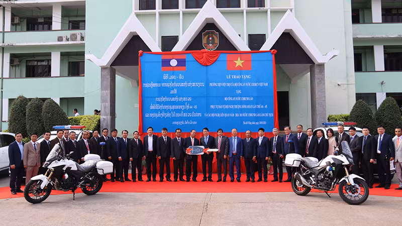 Các đại biểu tại lễ bàn giao phương tiện viện trợ gồm 20 chiếc ô-tô và 30 chiếc mô-tô. (Ảnh: Trịnh Dũng)