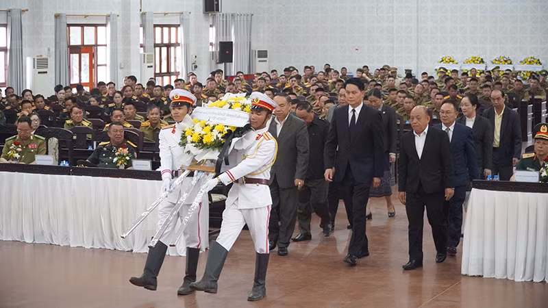 Đoàn đại biểu tỉnh Oudomxay dâng hoa tưởng niệm các anh hùng liệt sĩ Việt Nam. (Ảnh: Hải Tiến)