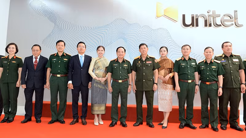 Thượng tướng Trịnh Văn Quyết với cán bộ, nhân viên Công ty Star Telecom (Unitel). Ảnh: Trịnh Dũng