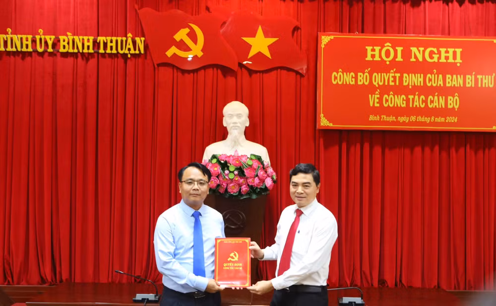 Đồng chí Nguyễn Hoài Anh, Ủy viên dự khuyết Trung ương Đảng, Bí thư Tỉnh ủy Bình Thuận trao Quyết định chuẩn y cho tân Phó Bí thư Tỉnh ủy Đặng Hồng Sỹ.