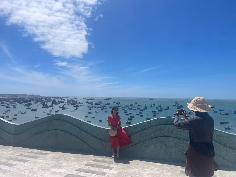 Du khách đang chụp hình check-in làng chài Mũi Né