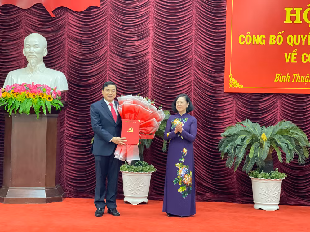 Đồng chí Trương Thị Mai, Ủy viên Bộ Chính trị, Thường trực Ban Bí thư Trung ương Đảng, Trưởng Ban Tổ chức Trung ương Đảng tặng hoa cho đồng chí Nguyễn Hoài Anh, Bí thư Tỉnh ủy Bình Thuận.