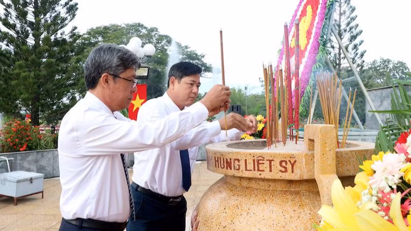 Các lãnh đạo thắp nhang tại Nghĩa trang liệt sĩ tỉnh.
