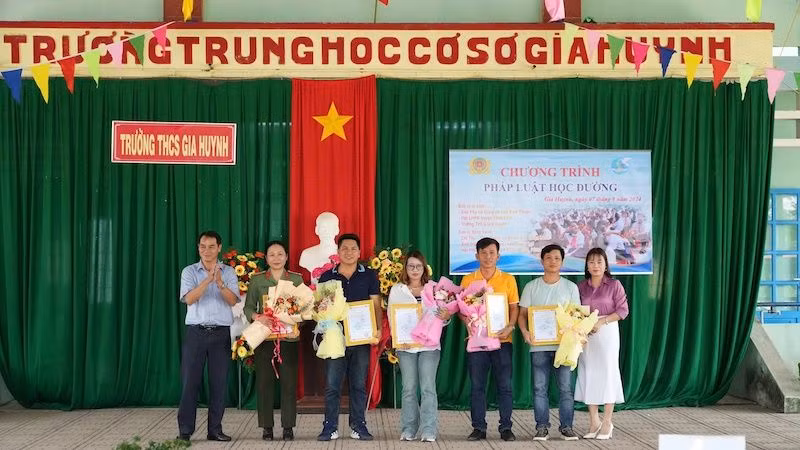 Hội Phụ nữ Công an tỉnh và mạnh thường quân trao học bổng cho một số em học sinh tại Trường trung học cơ sở Gia Huynh, huyện Tánh Linh.