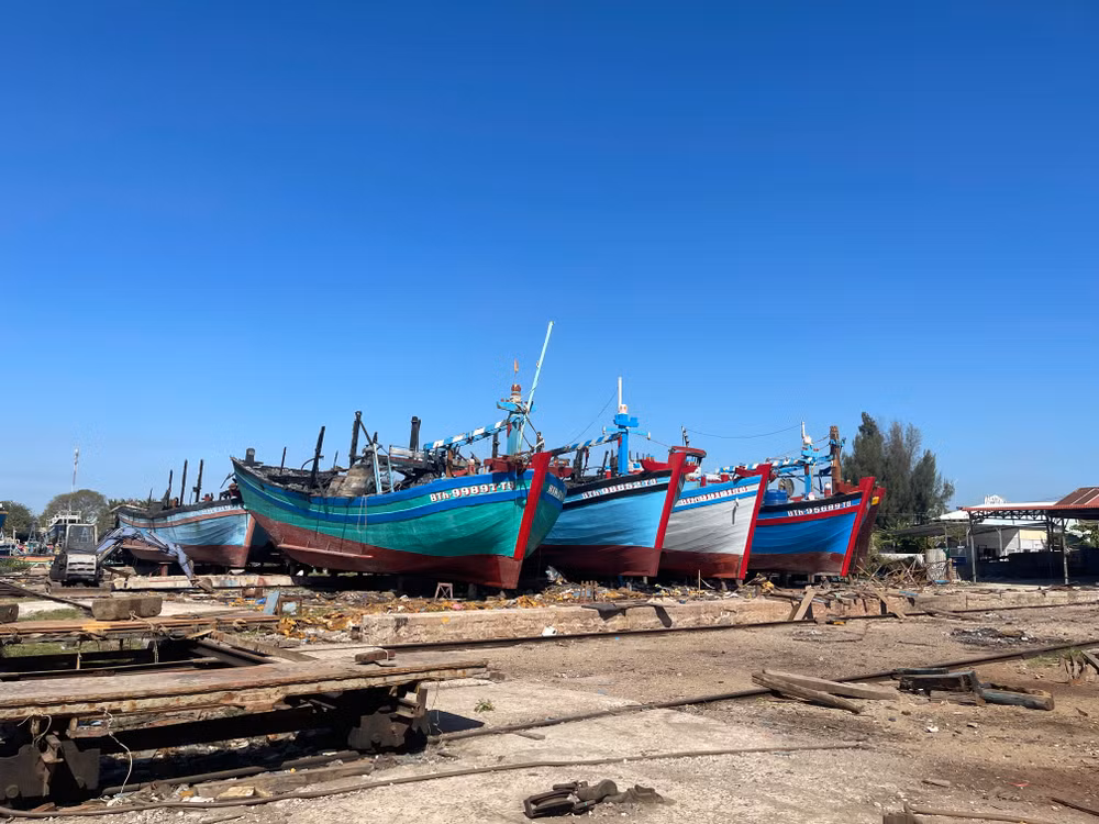Những chiếc tàu cá bị cháy vẫn đang nằm tại hiện trường