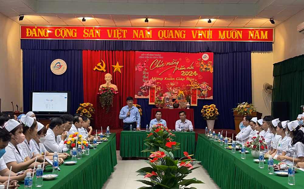 Đồng chí Nguyễn Hoài Anh, Phó Bí thư Thường trực Tỉnh ủy Bình Thuận thăm đội ngũ cán bộ tại Bệnh viện Đa khoa tỉnh Bình Thuận.