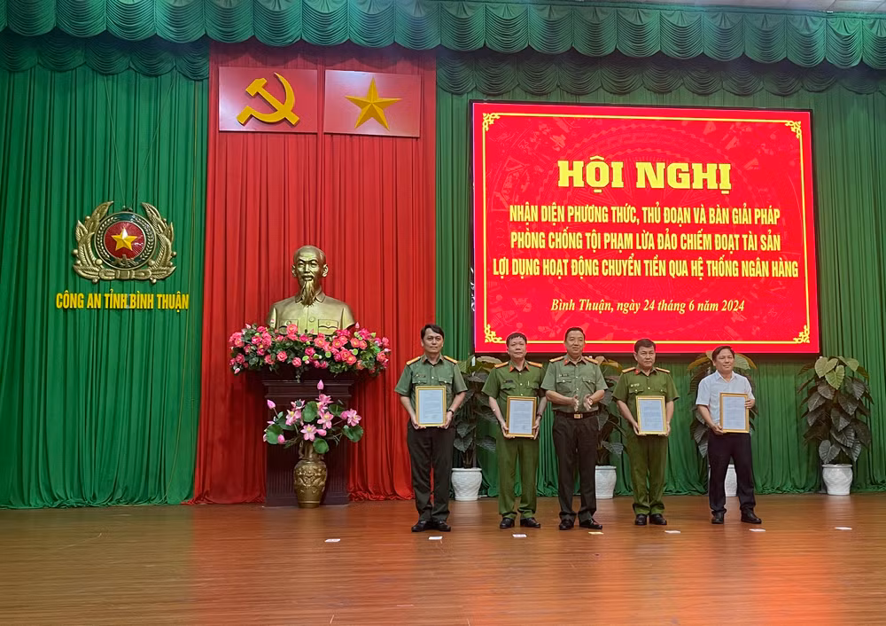 Bộ Công an thưởng tiền cho 4 tập thể