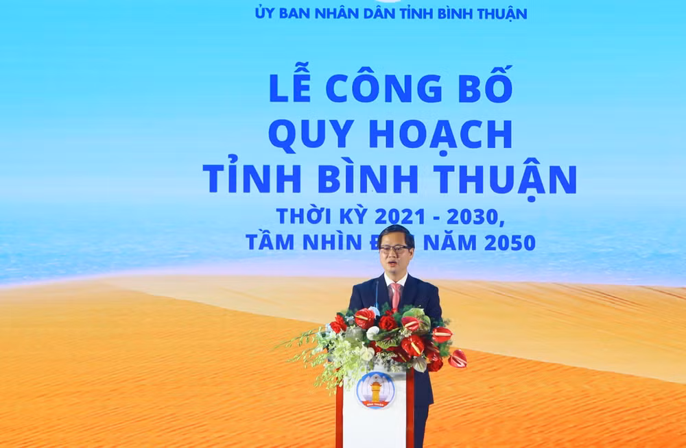 Đồng chí Đoàn Anh Dũng, Chủ tịch Ủy ban nhân dân tỉnh Bình Thuận phát biểu tại hội nghị.