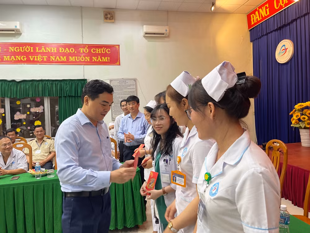 Đồng chí Nguyễn Hoài Anh, Phó Bí thư Thường trực Tỉnh ủy Bình Thuận lì xì cho bác sĩ Bệnh viện đa khoa tỉnh Bình Thuận.