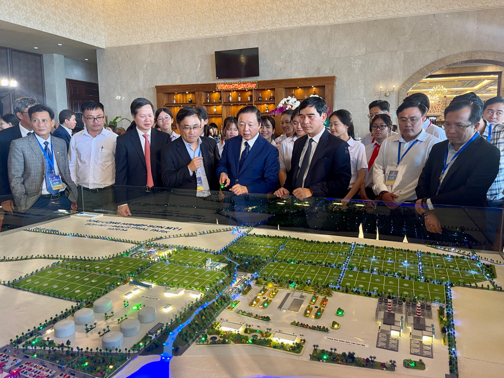 Đồng chí Trần Hồng Hà, Phó Thủ tướng Chính phủ lắng nghe doanh nghiệp giới thiệu về Khu công nghiệp Sơn Mỹ I. 