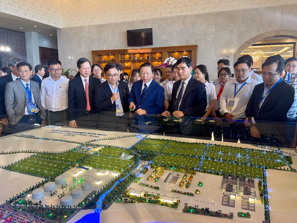 Đồng chí Trần Hồng Hà, Phó Thủ tướng Chính phủ lắng nghe doanh nghiệp giới thiệu về Khu công nghiệp Sơn Mỹ I. 