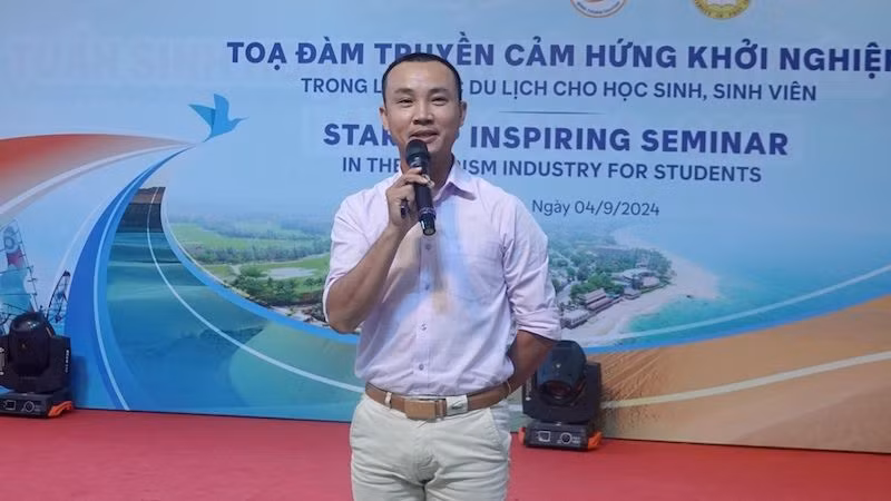 Diễn giả Phan Bảo Giang trình bày chuyên đề “Chiến lược nghề nghiệp trong kinh doanh du lịch”.