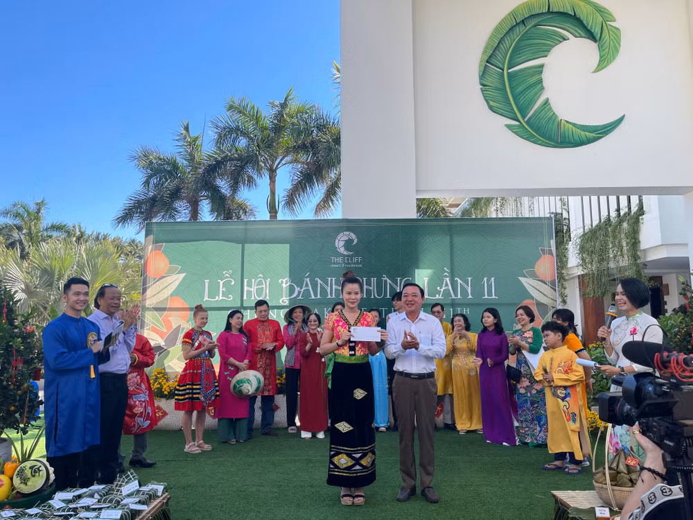 Ông Bùi Thế Nhân, Giám đốc Sở Văn hoá, Thể thao và Du lịch tỉnh Bình Thuận trao giải cho thí sinh mặc trang phục truyền thống đẹp nhất.