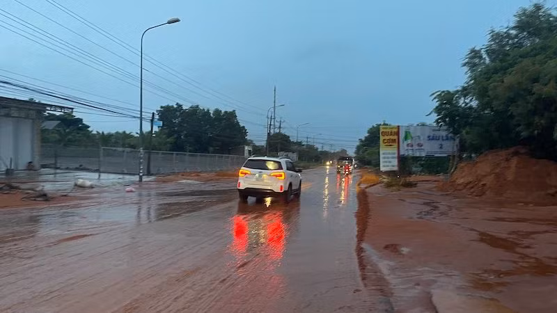 Ngày thứ ba liên tiếp, lũ cát xuất hiện tại vị trí này.