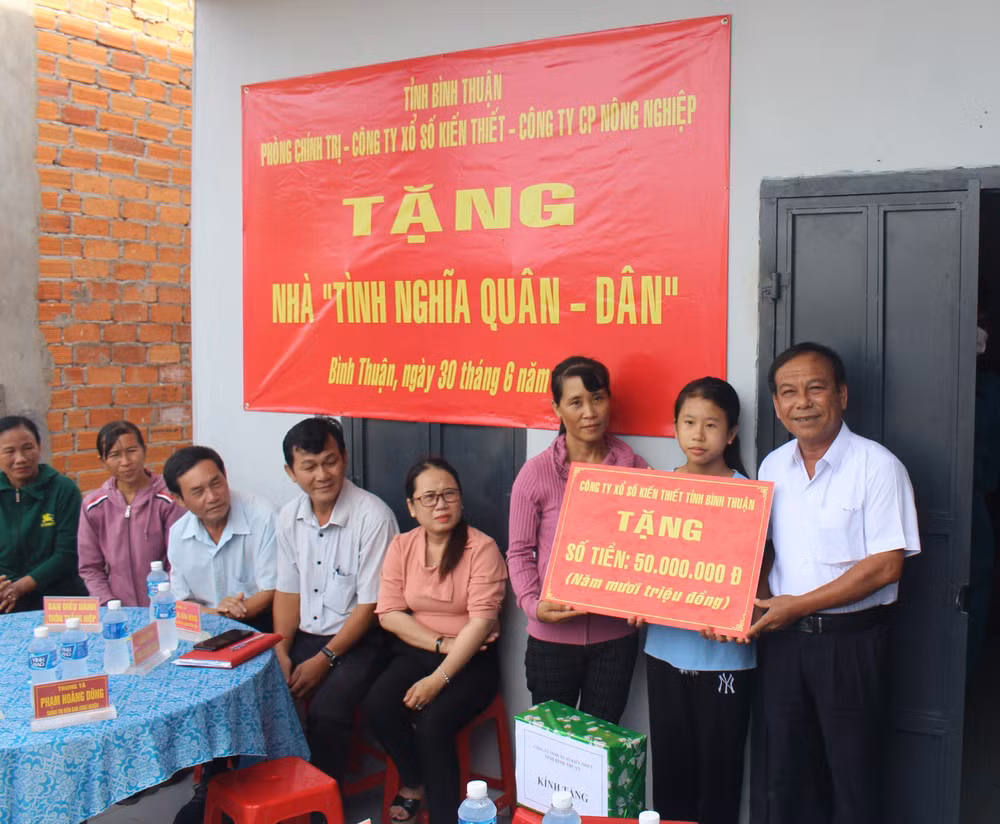 Ông Trần Văn Ly, Phó Bí thư Đảng ủy, Phó Giám đốc Công ty TNHH Xổ số kiến thiết Bình Thuận trao tặng nhà cho người có hoàn cảnh khó khăn.