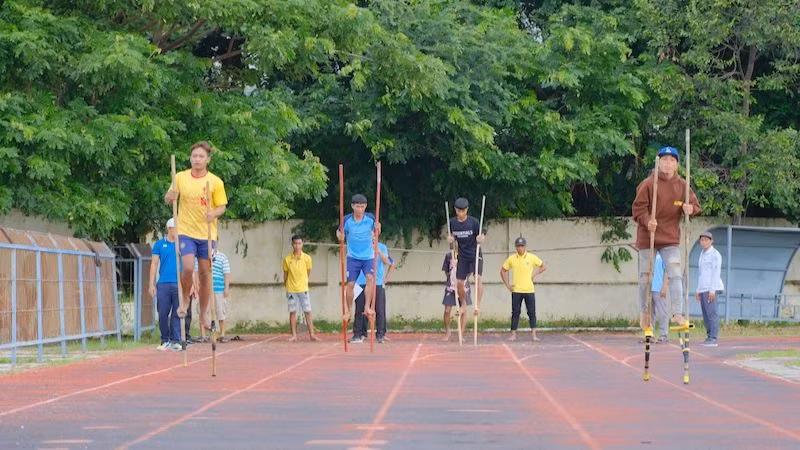 Các thí sinh thi môn cà kheo.