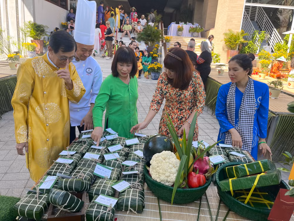 Các giám khảo chấm bánh chưng gói đẹp nhất.
