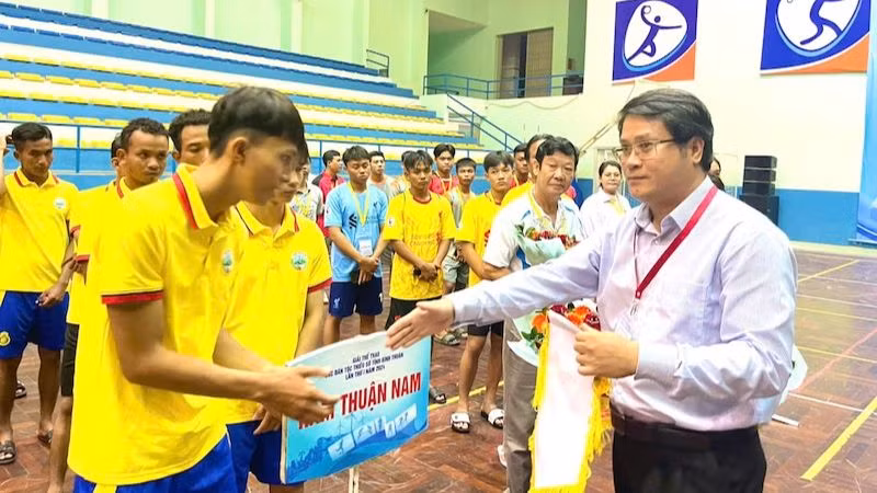 Trao cờ cho các huyện tham gia.