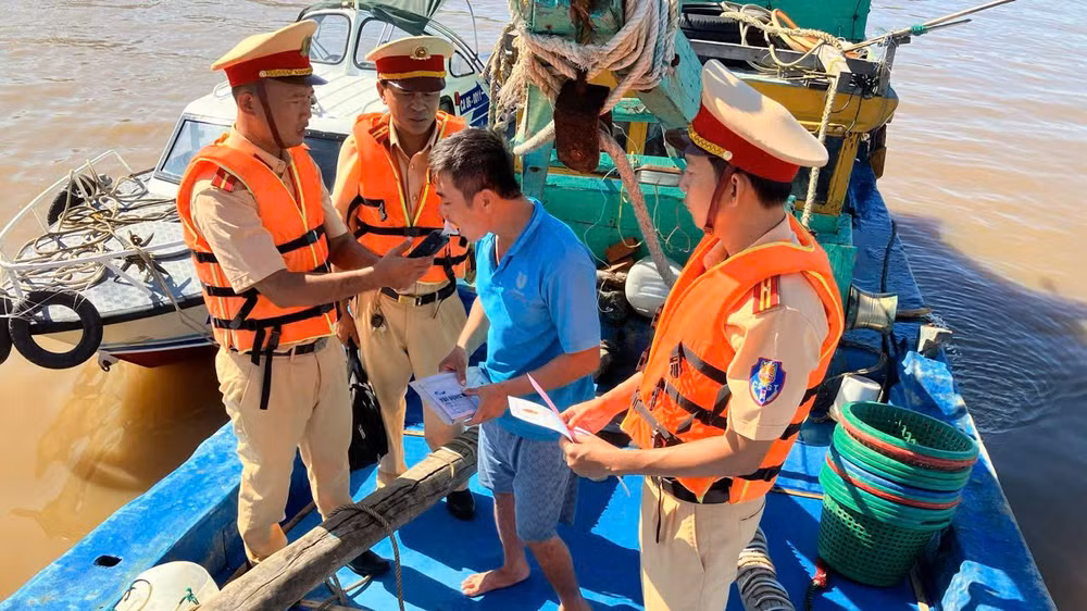 Lực lượng cảnh sát kiểm tra nồng độ cồn ngư dân.