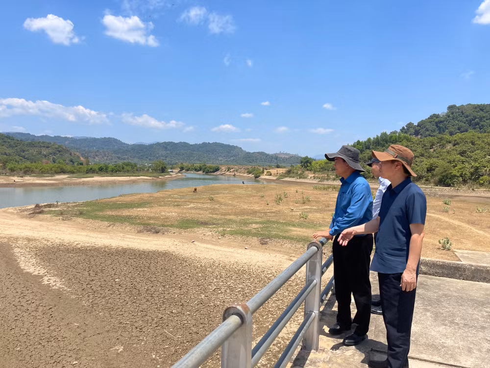 Đoàn công tác khảo sát nguồn nước tại đập dâng Tà Pao.